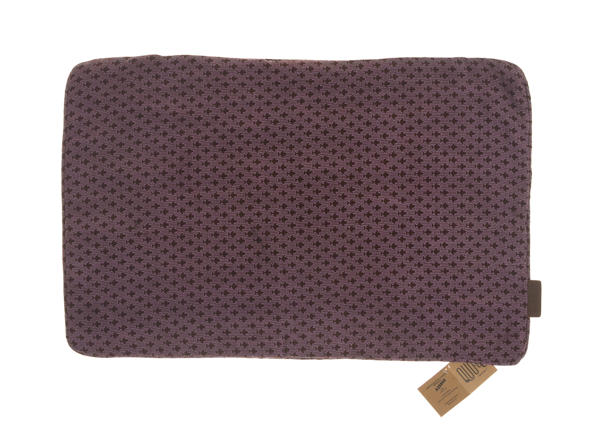 Seidenkissenbezug 60 x 40 cm in Aubergine mit leichter Struktur und kleinen, dichten Zierpunkten in einem bohemischen Vintage-Muster und dezentem Verschlussrand