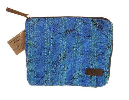 Blå mønstret lynlåspung med brun læderlynlåstræk og -kant, håndlavet stofkosmetikpung eller clutch-tilbehør