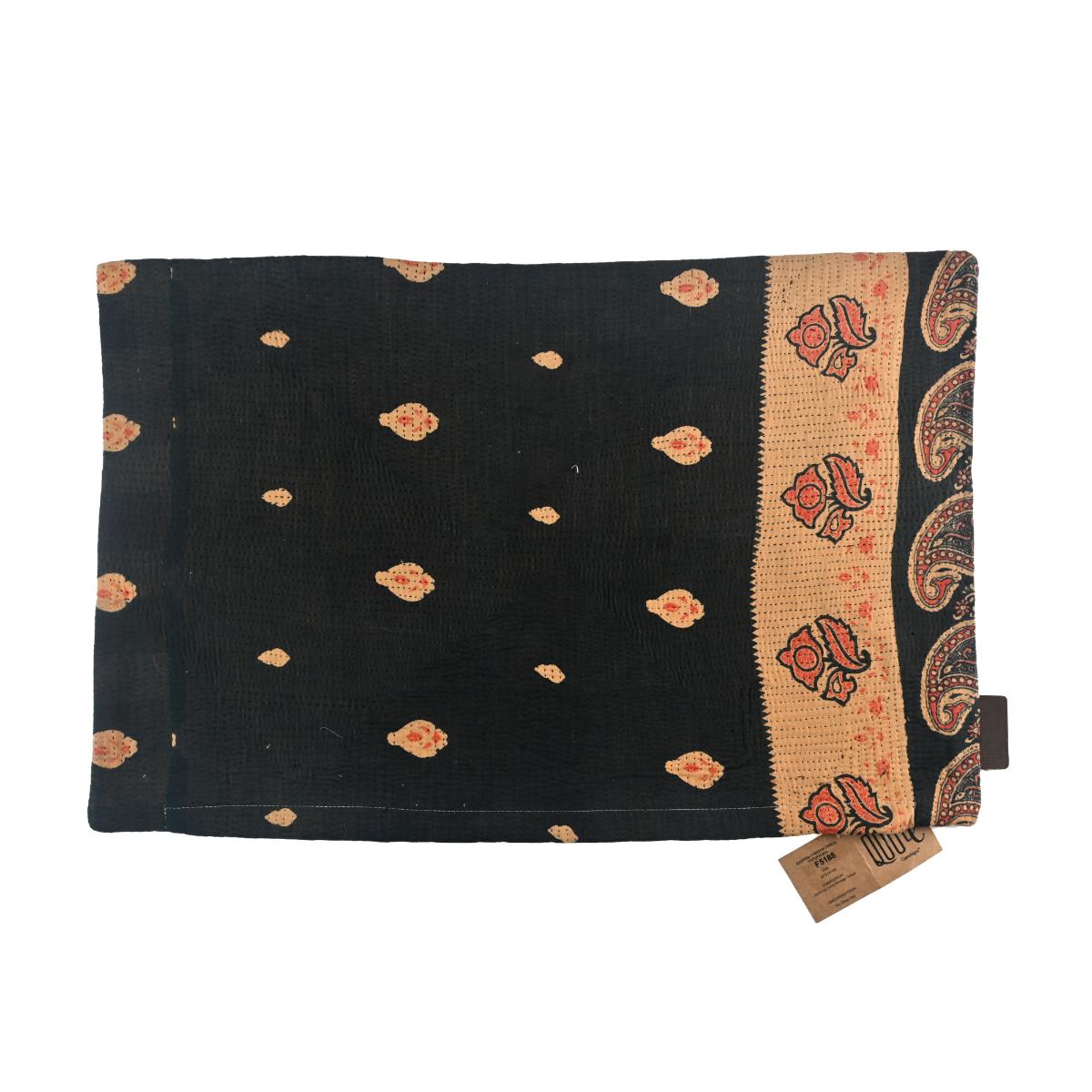 Black Sari Kantha cushion cover with golden paisley pattern and small floral details. Choose this cushion for a unique and colorful handmade look for your home. Size: 60 x 40 cm.