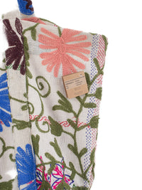 Nærbillede af Suzani vintage kantha strandtaske med flerfarvet blomsterbroderi på cremefarvet bomuldsstof