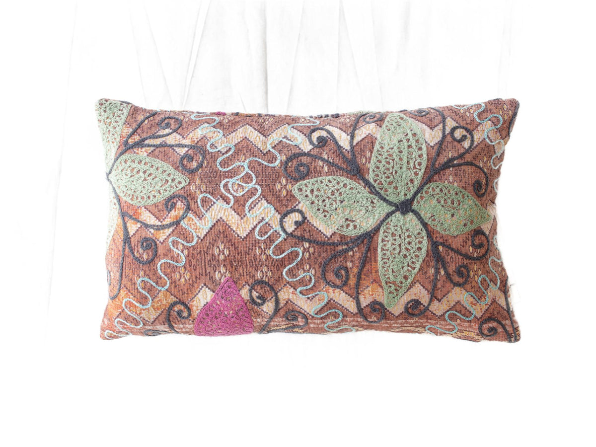 Suzani Kissenbezug 30x50 cm für Sari-Kissen in Braun mit farbenfroher ethnischer Stickerei aus grünen Blättern und blauen Schleifen sowie violetten Akzenten.
