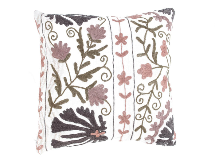 Suzani Kissenbezug mit weißem Hintergrund und gestickten Blumen in Altrosa, Lila und Olivgrün mit schwarzen Konturlinien im orientalischen Boho-Vintage-Stil.