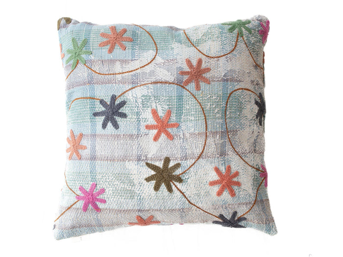 Suzani Kissenbezug 50x50 cm aus hellblauem, strukturiertem Stoff mit gestickten Sternblumen in Korallenorange, Grün und dunklen Farben im Boho-Stil.