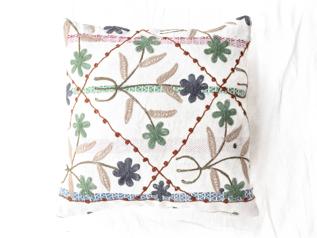 Einzigartiger Suzani-Kissenbezug (50 x 50 cm) in Creme mit gestickten Blumen in Grün- und Dunkelblautönen, braunem Rahmen und Boho-Muster.