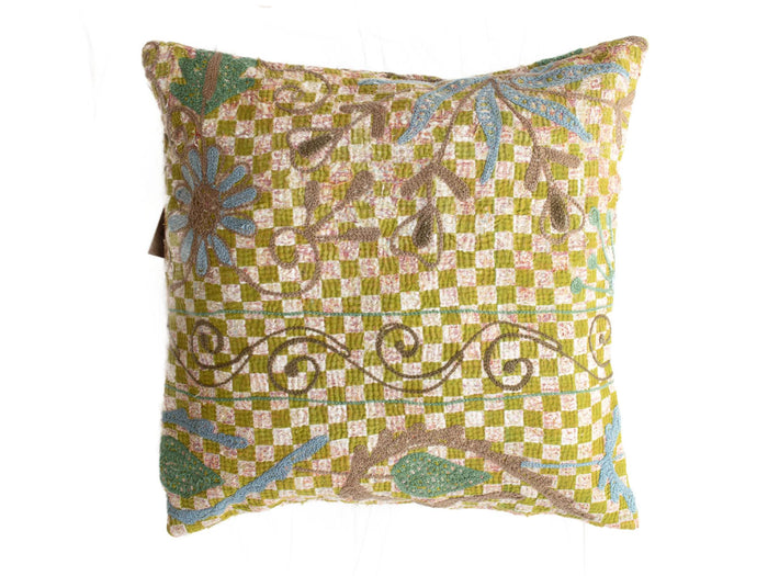 Sari-Kissenbezug „Suzani“, 50 x 50 cm, mit farbenfrohem Karomuster in Grün, Gelb und Rosa sowie ethnischer Stickerei in Blau- und Brauntönen im Boho-Stil.