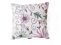 Suzani Kissenbezug 50x50 cm im Vintage-Boho-Stil mit weißem Grund und schwarzem Wickelmuster, gestickten Blumen in Rosa, Grün und Braun.